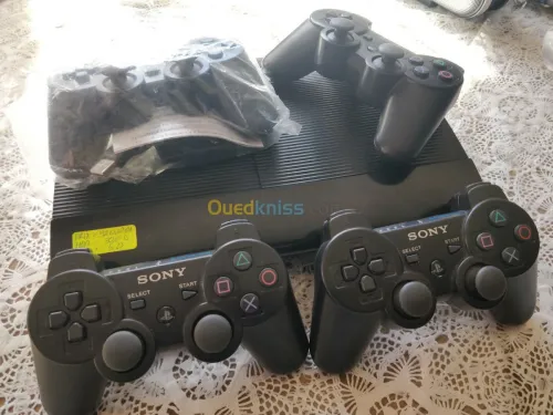 PS3  SUPER SLIM 500G 70 JEUX 3 MANETTE