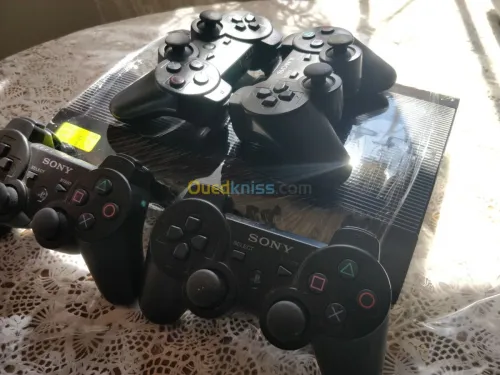 PS3  SUPER SLIM 500G 70 JEUX 3 MANETTE