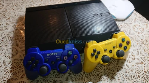 PS3  SUPER SLIM 500G 70 JEUX 3 MANETTE
