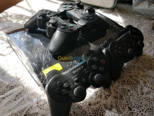PS3  SUPER SLIM 500G 70 JEUX 3 MANETTE