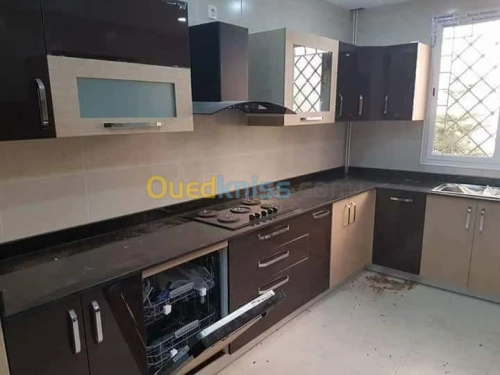 صنع و تركيب المطابخ حسب الطلب .