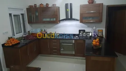 صنع و تركيب المطابخ حسب الطلب .