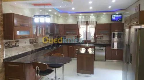 صنع و تركيب المطابخ حسب الطلب .