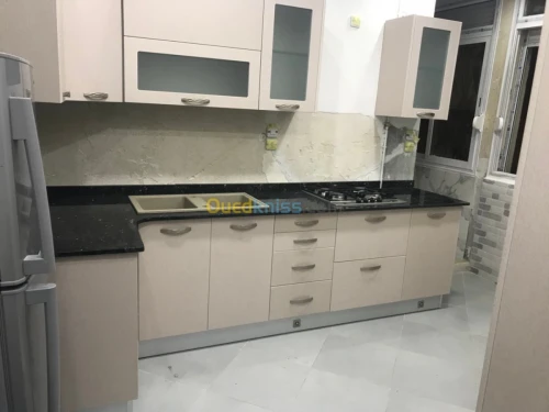 صنع و تركيب المطابخ حسب الطلب .