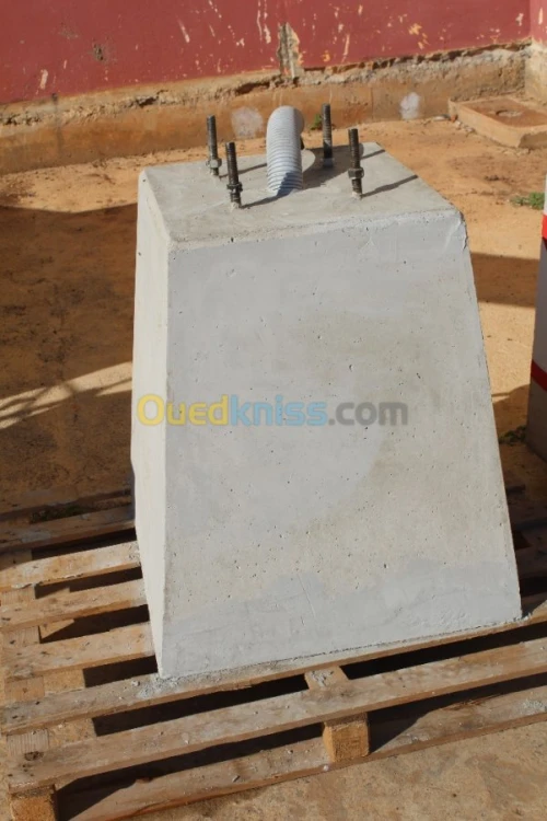 SOCLE EN BETON PRÉFABRIQUÉ