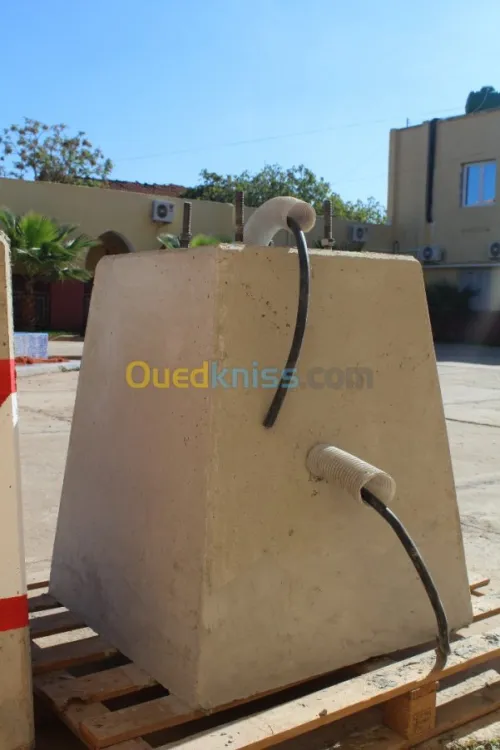 SOCLE EN BETON PRÉFABRIQUÉ