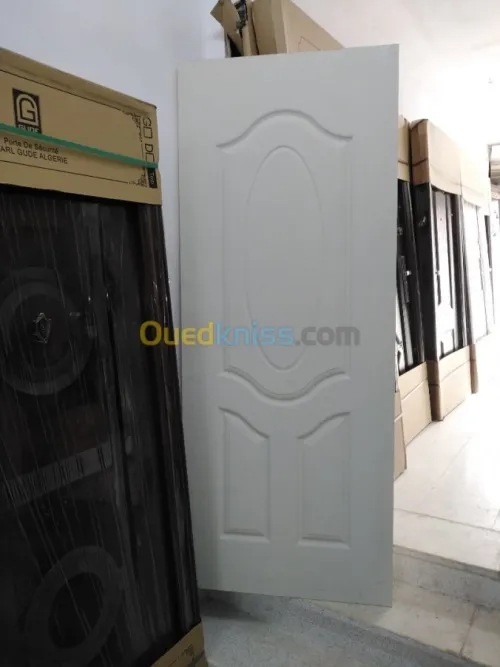 محل بيع الأبواب و النوافذ المحلية و ال