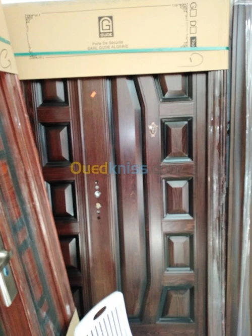 محل بيع الأبواب و النوافذ المحلية و ال