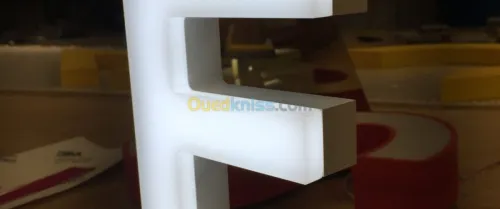 Fabrication de lettres en boitier 