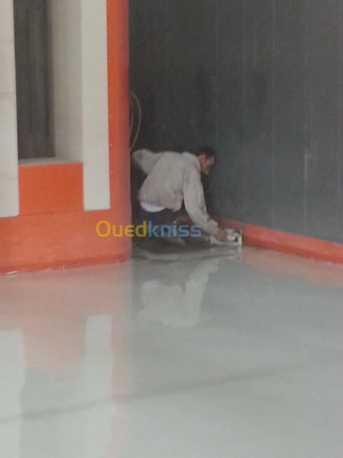 RÉSINE EPOXY AUTOLISSANTE POUR SOLS 