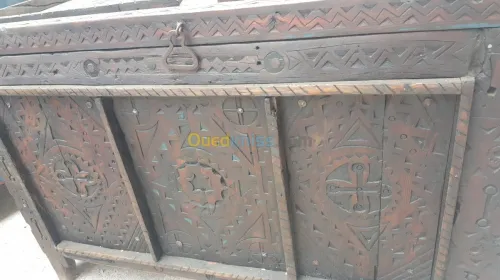 Grand coffre berbère sculpté 
