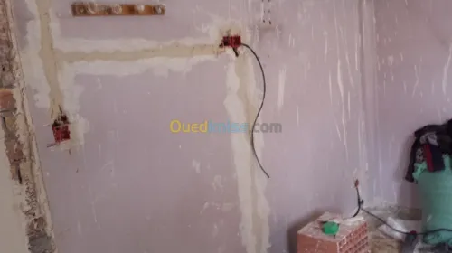 كهربائي électricien