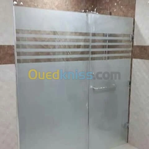  vitrine et séparation verre+Armoire 