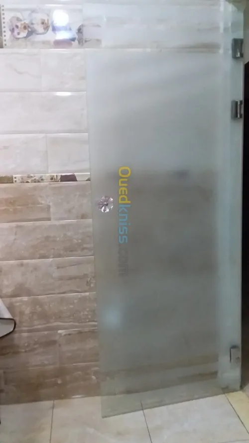   vitrine et séparation verre+Armoire 