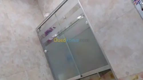   vitrine et séparation verre+Armoire 