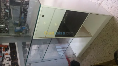   vitrine et séparation verre+Armoire 