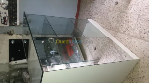   vitrine et séparation verre+Armoire 
