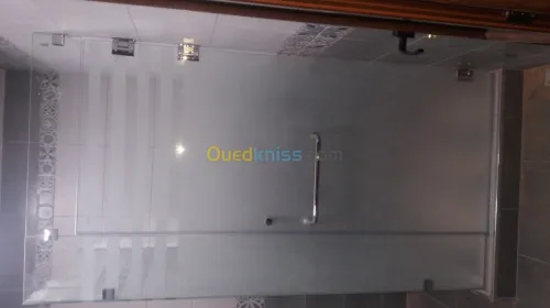   vitrine et séparation verre+Armoire 