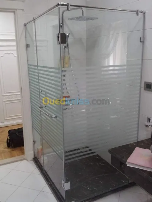   vitrine et séparation verre+Armoire 