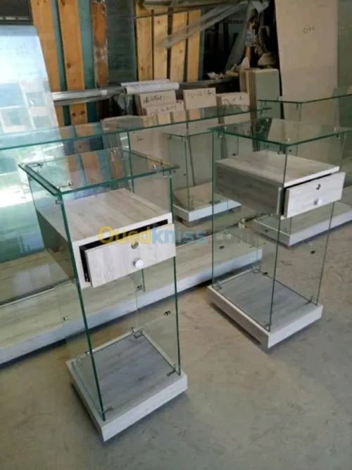   vitrine et séparation verre+Armoire 