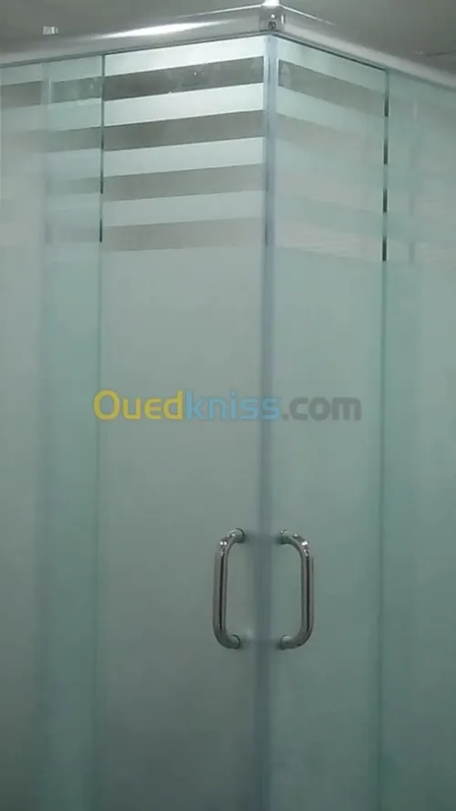  vitrine et séparation verre+Armoire 