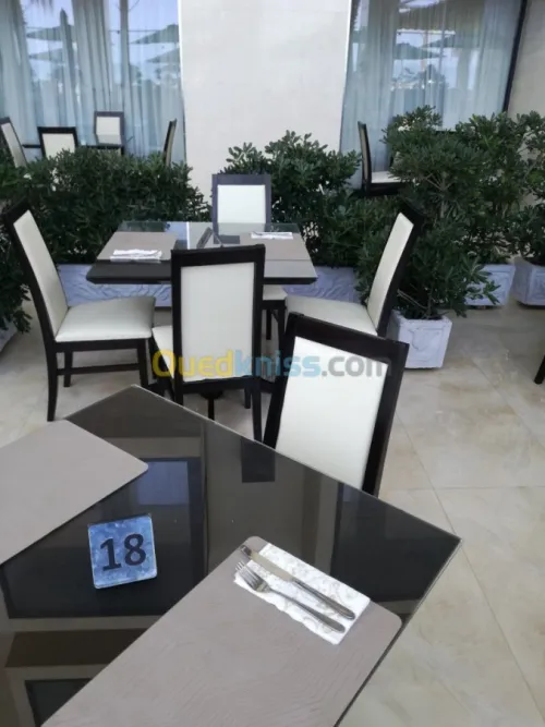 Fabricant de chaises et table