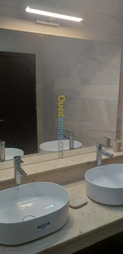 Vitrine-cabine  douche- rampe de verre