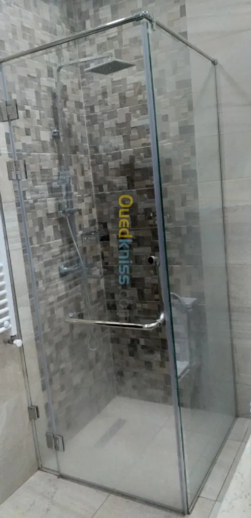 Vitrine-cabine  douche- rampe de verre