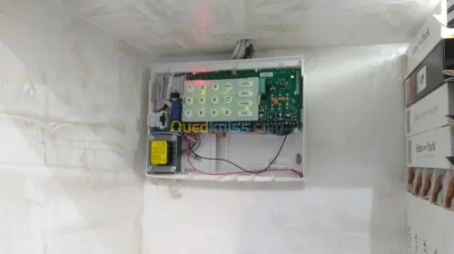 Camera de surveillance et système d'al