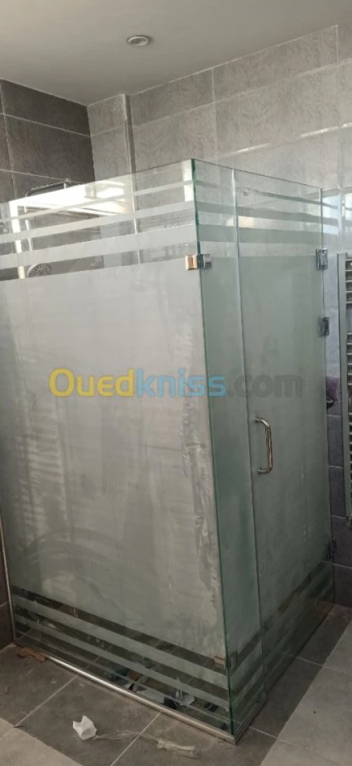 Vitrine . Cabine de douches........