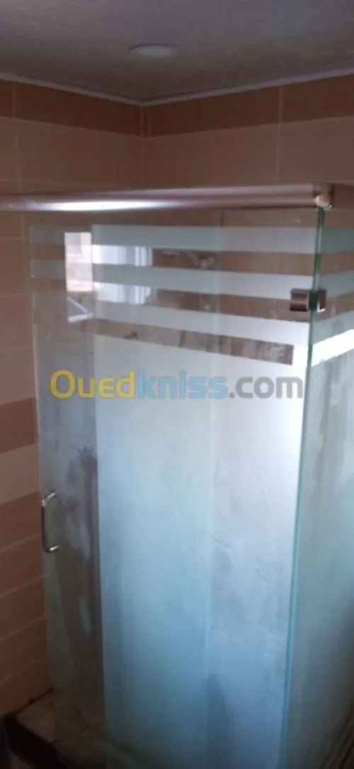 Vitrine . Cabine de douches........