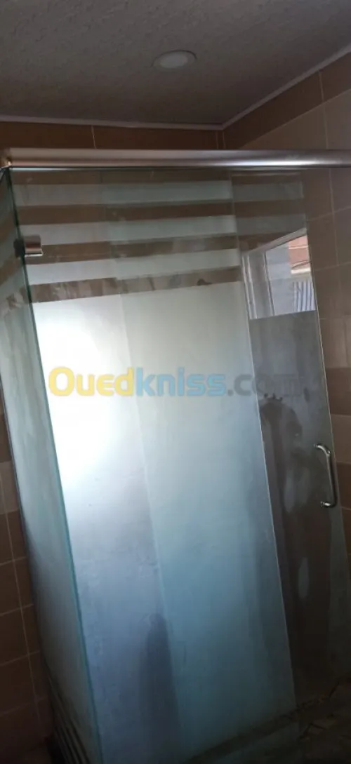 Vitrine . Cabine de douches........