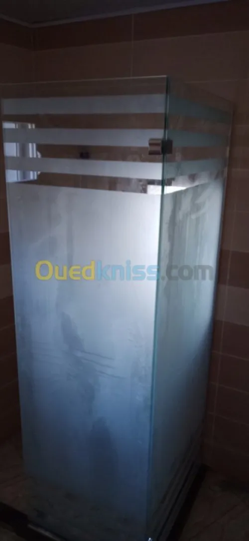 Vitrine . Cabine de douches........
