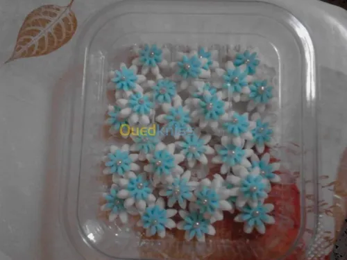 réalisation de fleurs en pate a sucre 