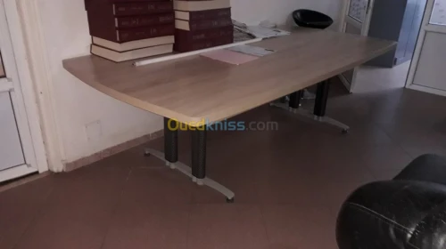 Une table de réunion 