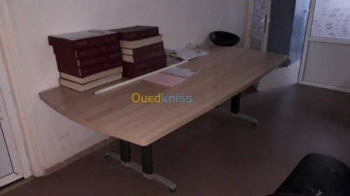 Une table de réunion 