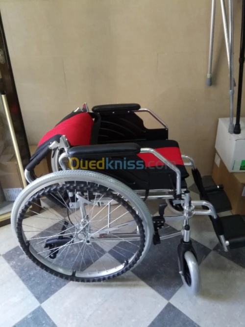 FAUTEUIL ROULANT DE LUXE ROUGE 