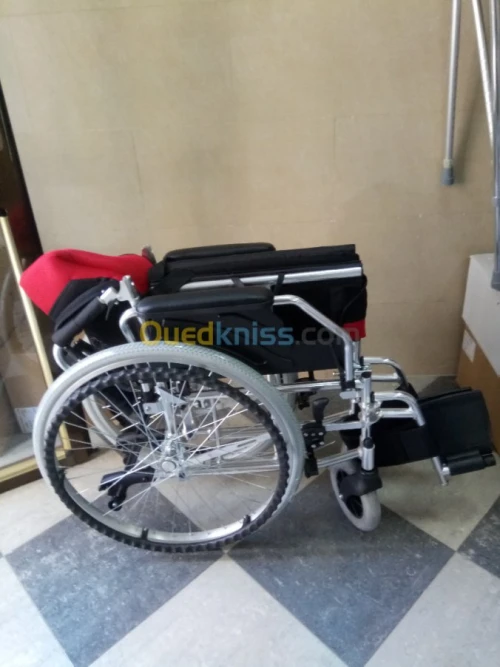 FAUTEUIL ROULANT DE LUXE ROUGE 