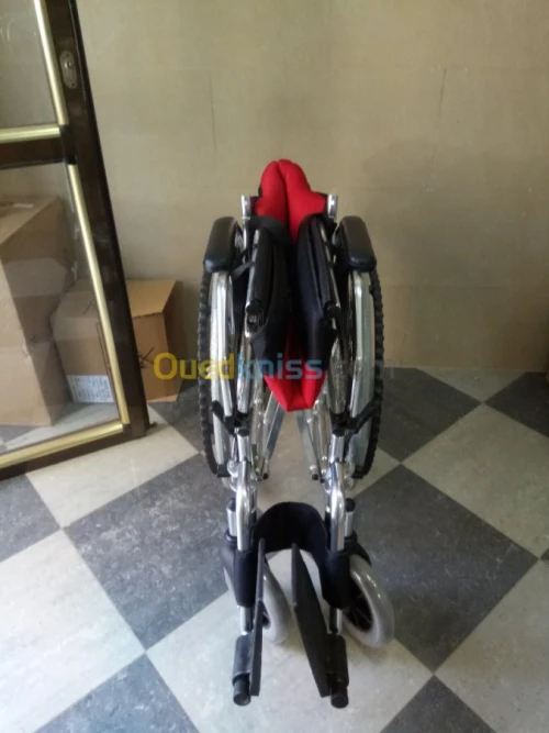FAUTEUIL ROULANT DE LUXE ROUGE 