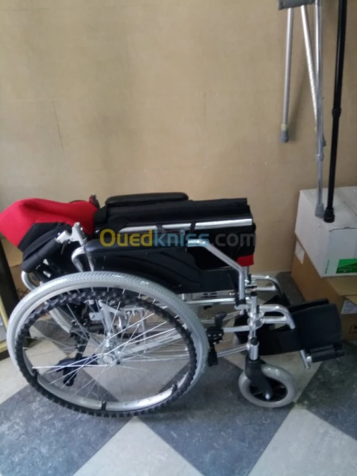 FAUTEUIL ROULANT DE LUXE ROUGE 