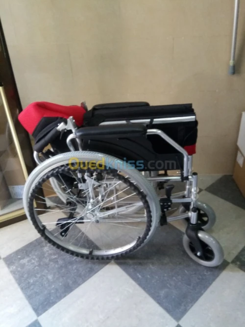 FAUTEUIL ROULANT DE LUXE ROUGE 