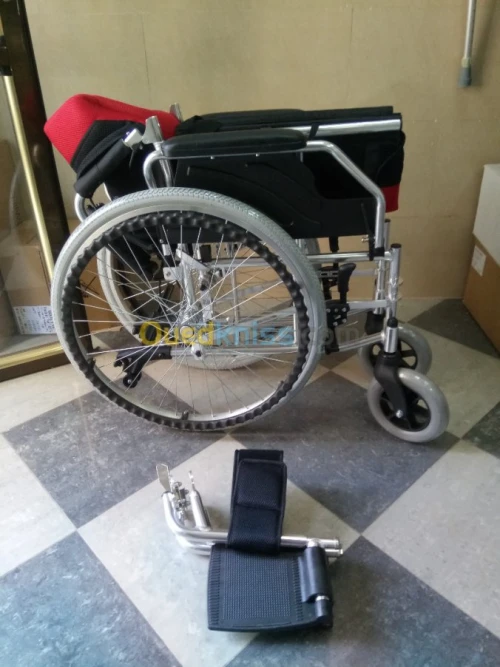 FAUTEUIL ROULANT DE LUXE ROUGE 