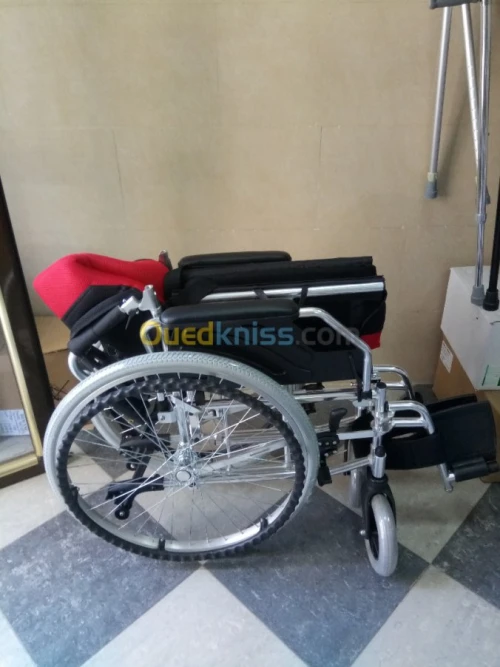 FAUTEUIL ROULANT DE LUXE ROUGE 