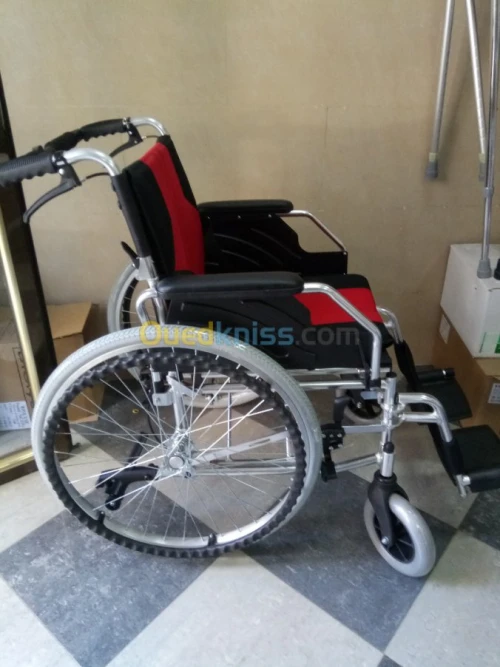 FAUTEUIL ROULANT DE LUXE ROUGE 