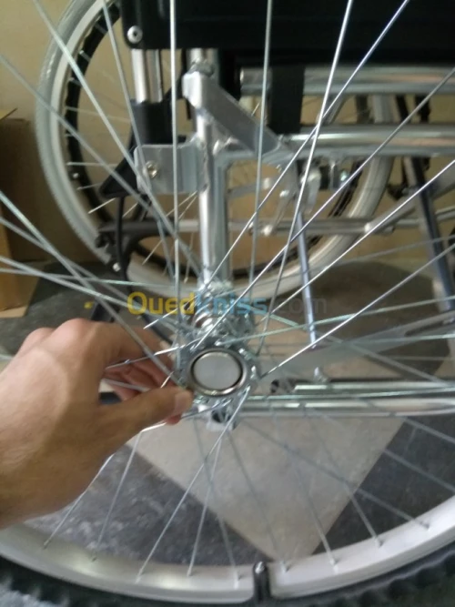 FAUTEUIL ROULANT DE LUXE ROUGE 