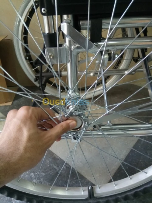 FAUTEUIL ROULANT DE LUXE ROUGE 