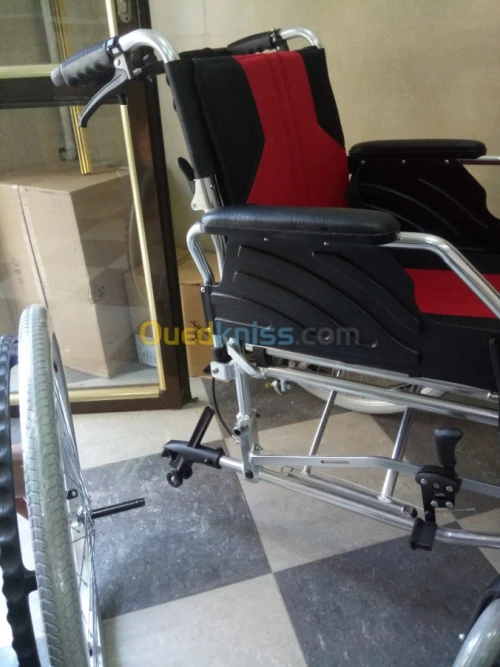 FAUTEUIL ROULANT DE LUXE ROUGE 