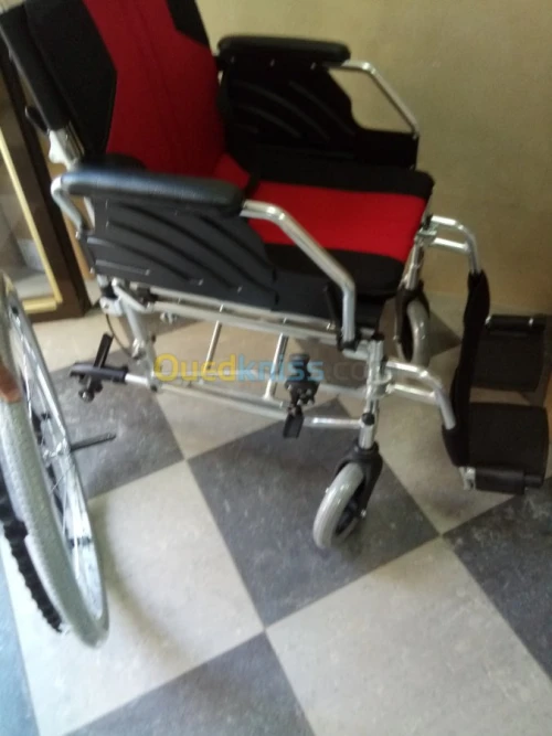 FAUTEUIL ROULANT DE LUXE ROUGE 