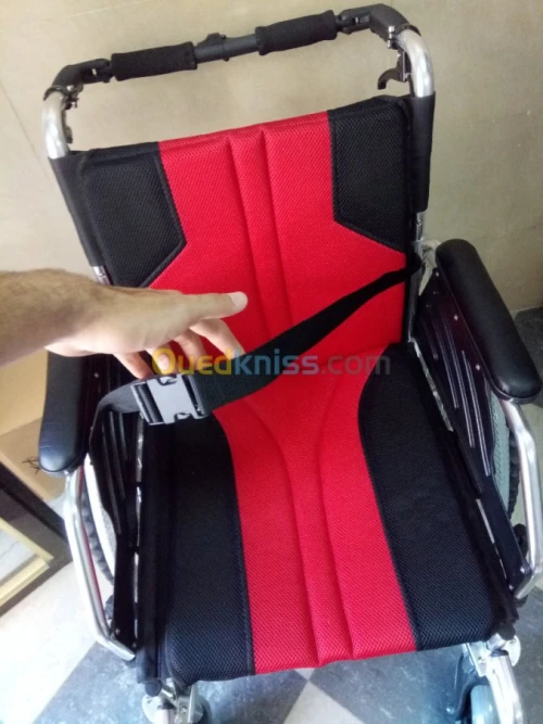 FAUTEUIL ROULANT DE LUXE ROUGE 