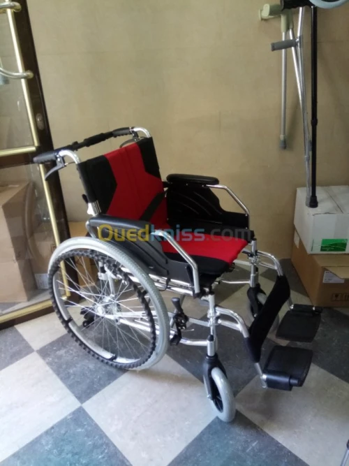 FAUTEUIL ROULANT DE LUXE ROUGE 